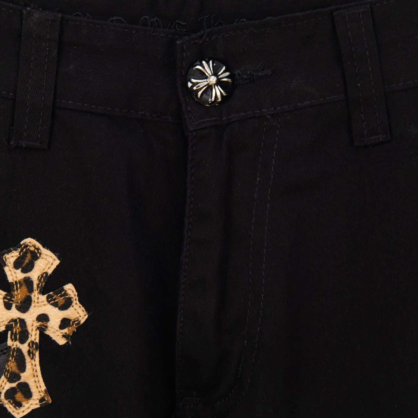 P260 Chrome Hearts Leopard Print Jeans with Black Leather and Wooden Leather Elements Washed Jeans. Really restores the ultimate vintage texture. Three-dimensional version. Loose and comfortable, not picky about the figure. Makes taller and slimmer. Factory-made. Original factory quality control. Same style for men and women. Can be matched with couples. Versatile recommendation. Must-have jeans for all seasons. Fashionistas have been disappointed. From the quality selection of fabrics, the tailoring of details, and the matching of patterns, they are all impeccable! The upper body is so handsome when worn...it can be easily worn by men, women and children! The craftsmanship is made of heavy-duty washed pure cotton denim fabric. After washing, it is soft and thick. It is very stylish when worn on the body. Style number: 1776# Color: black Size: 28 30 32 34 36